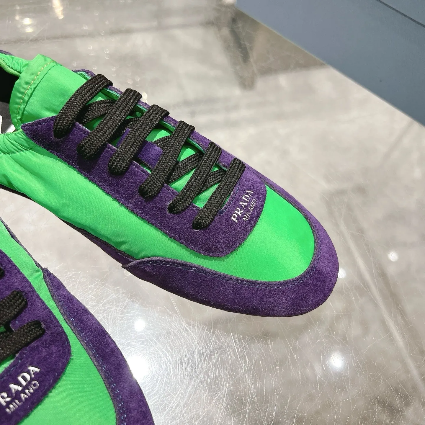 👟👟Ex-factory price 520👟👟Men's size +10 Couple style🎆Prada's new moral training shoes. The upper is suede with texture, and the inner sheepskin is wrapped. It is soft and waxy🎆The insole is thickened with lambskin. It is extremely comfortable to step on, has a sense of support, and feels well wrapped. The shoe shape is full of wrapping, light and easy to wear. A practical casual shoe that makes your legs appear taller! White is clean and refreshing, needed all year round, and can be easily worn with skirts and pants. Upper: imported suede/original molded fabric. Lining: sheepskin. Outsole: rubber outsole! Code number: 35-41 Color: burgundy blue brown green dark green yellow black red gray 9 colors available